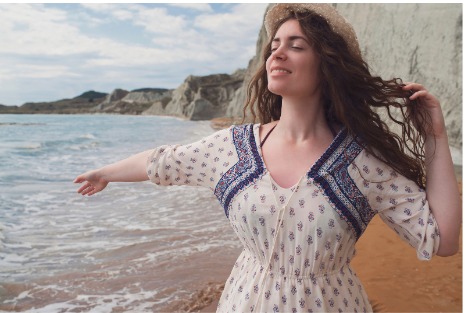 Al reconocer los síntomas del estrés la chica se permite parar, respirar y .